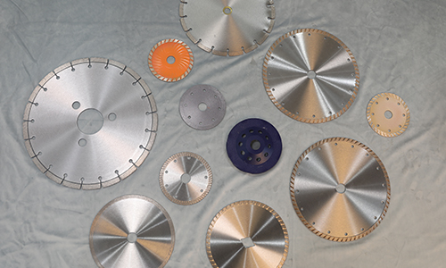 What are the precautions for the use of diamond saw blades?
